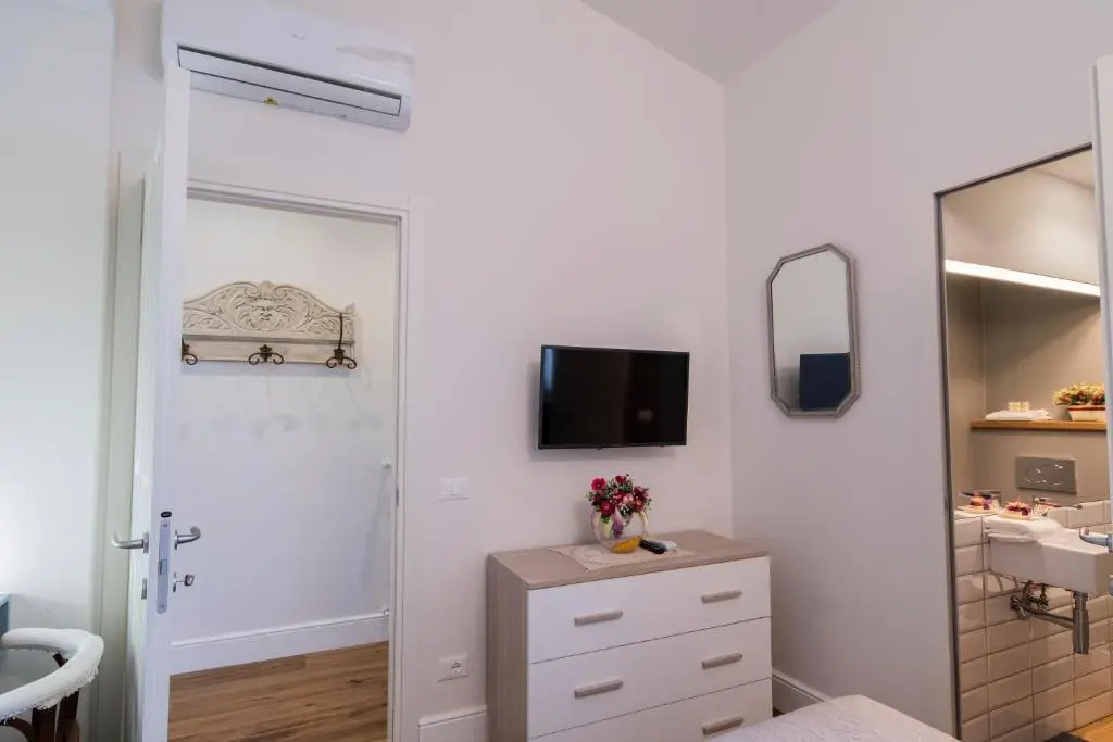 Oltrarno Lily Suite