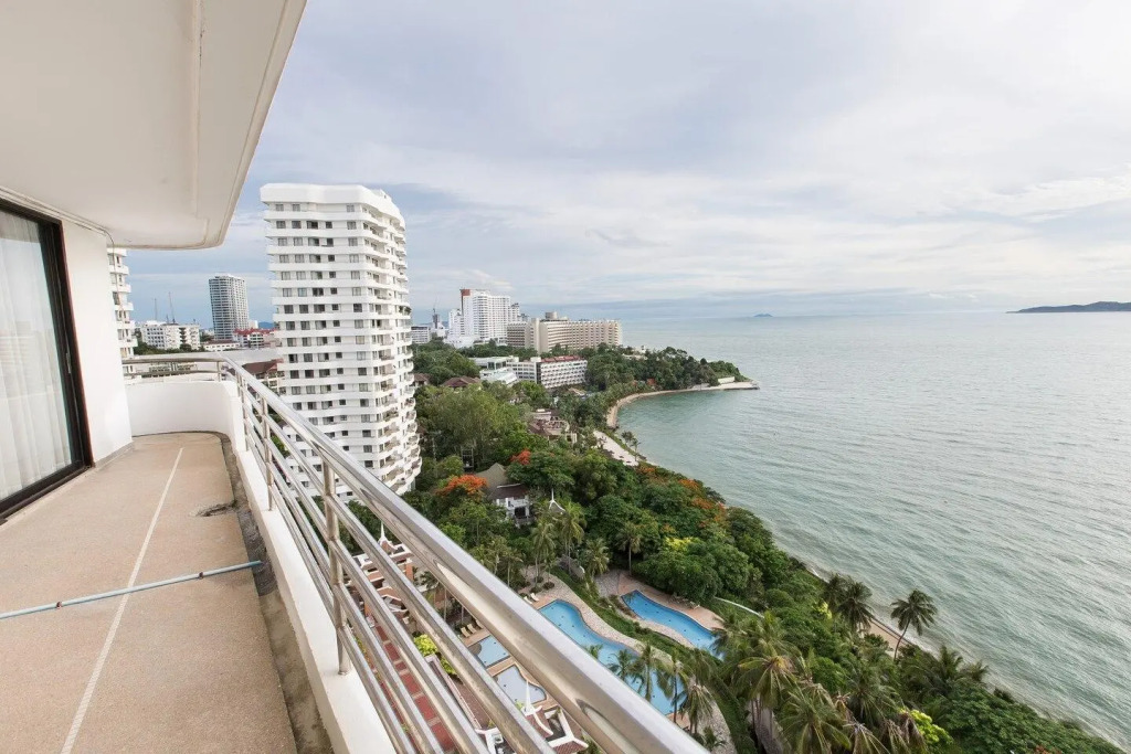 Spacious 4 BR with spectacular ocean & city view