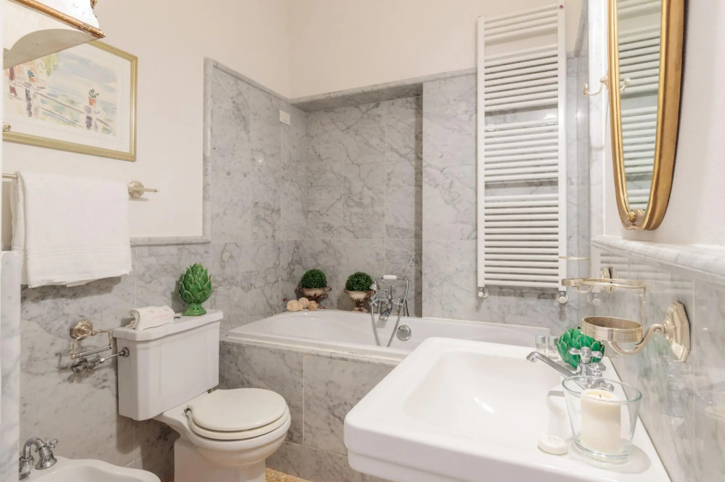 Casa Poggi in Lucca with 5 bedrooms and 3 bathrooms