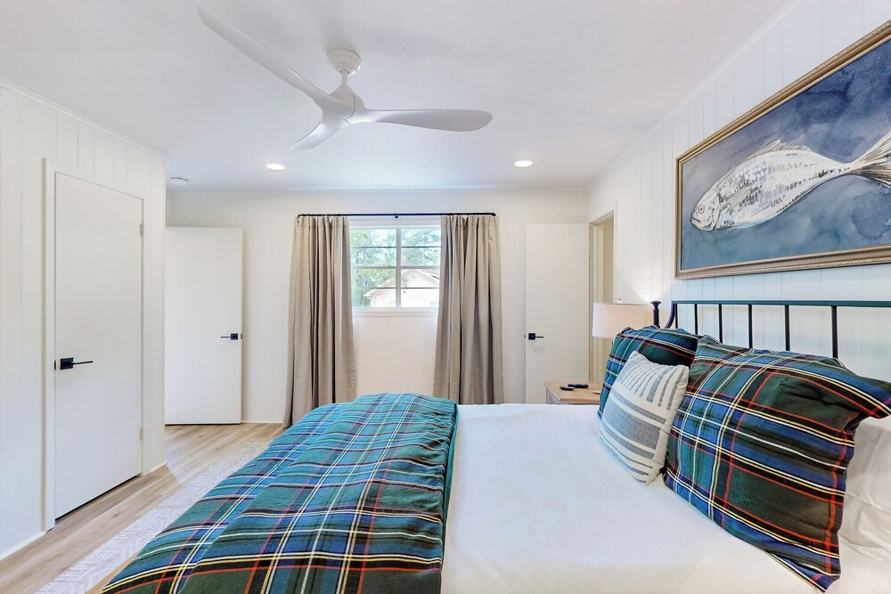 6 Mi to Lake: Brookeland Home w/ Treehouse Vibes