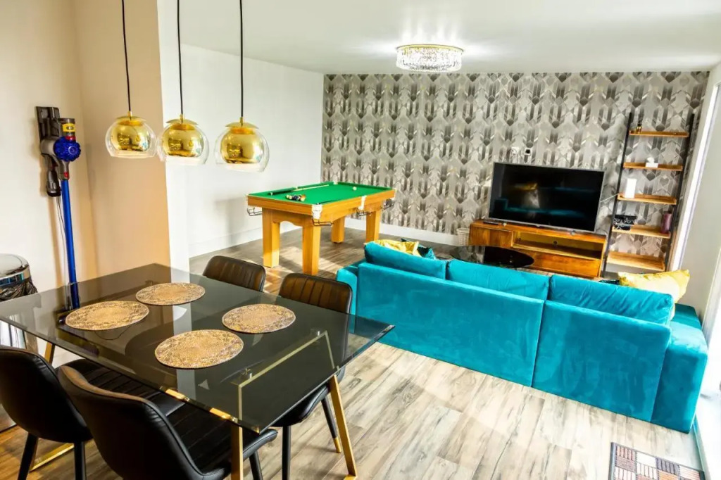 Attractive 2 Bedroom Penthouse with Free Parking