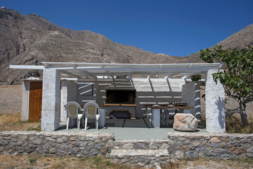 Birds Villa Apartments with Heated Pool - Including Car and Breakfast