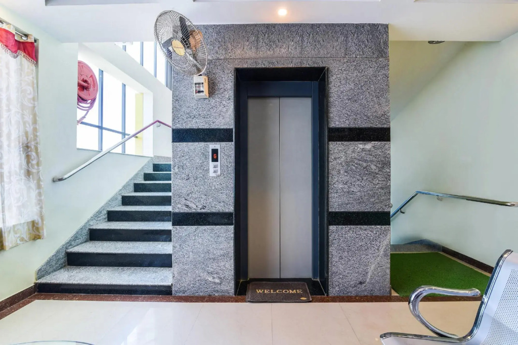 Oyo 36425 Sri Sai Residency