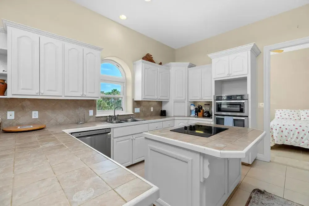 Kar - Private House Just Steps From Beach Access 4 Bedroom Home by RedAwning