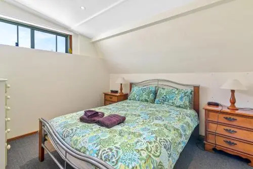 Black Dolphin Waterfront Townhouse - Bay Views