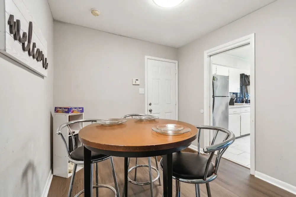 Uptown Serenity Quiet Neighborhood 3 Bedroom Home by RedAwning