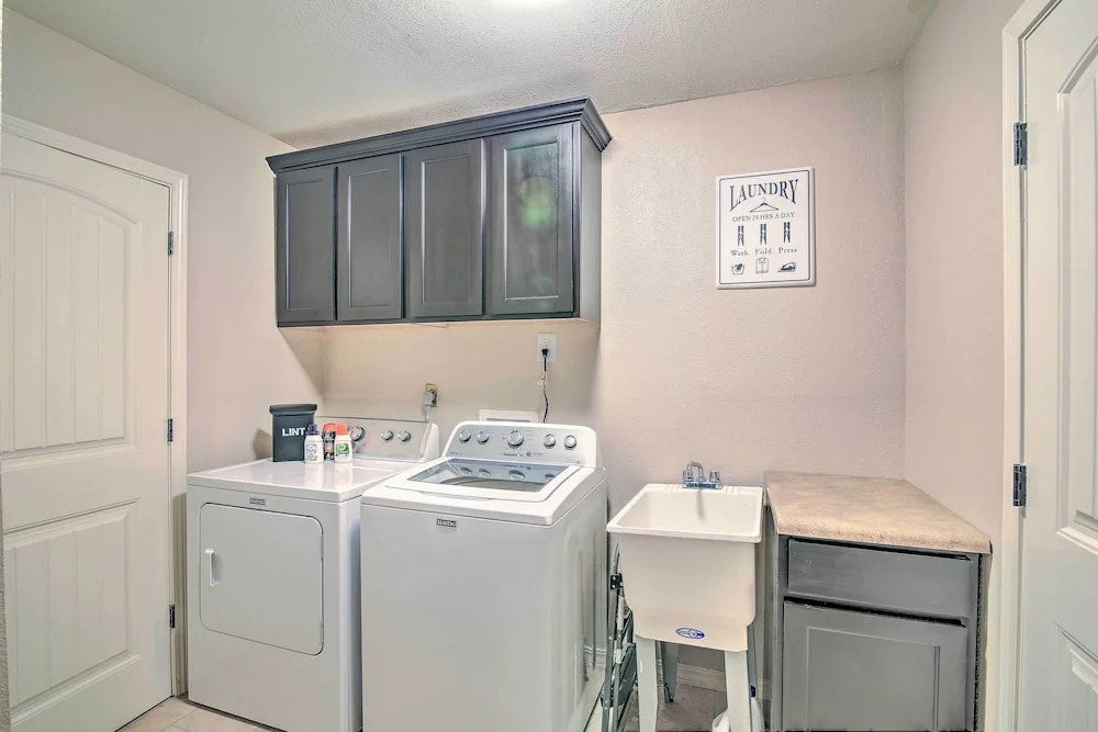 San Antonio Oasis w/ Hot Tub, Pool & Outdoor Bar!