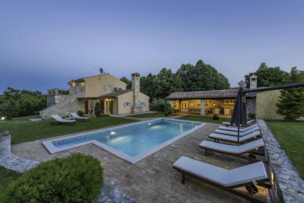 Lipa in Krnica with 4 bedrooms and 3 bathrooms