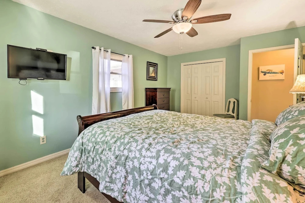 Holiday Island Home: Hot Tub & Wood Stove