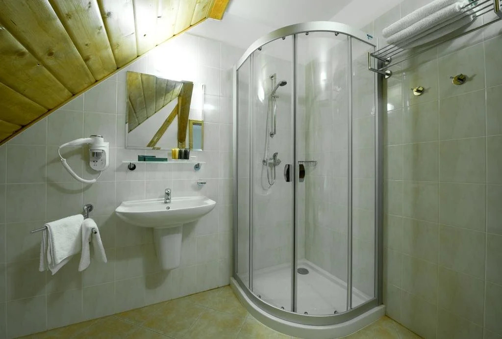 Wellness Hotel Holzberg - krytý relaxační bazén, dětský bazén, whirlpool, sauna, restaurace, bowling, venkovní hřiště, herna, pingpong, billiard