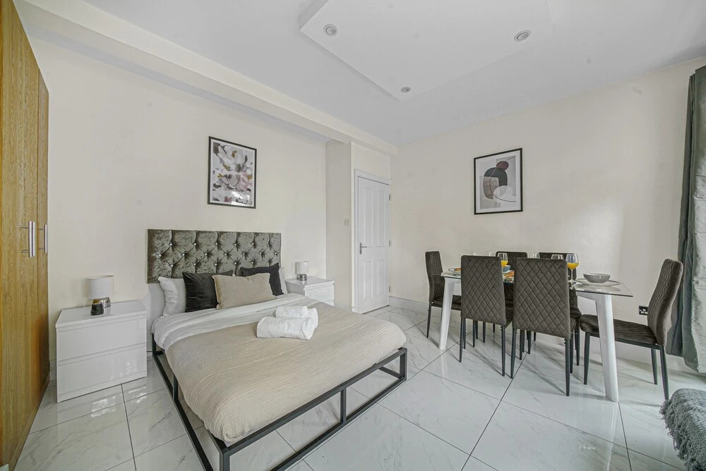 Paddington Station 2BR City Apartment