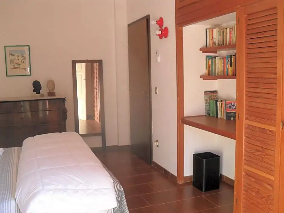 i gù books & rooms