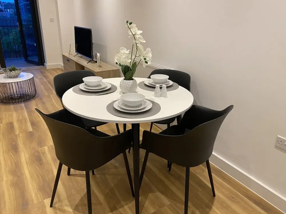 Cosy Stunning two Bed Apartment With Balcony