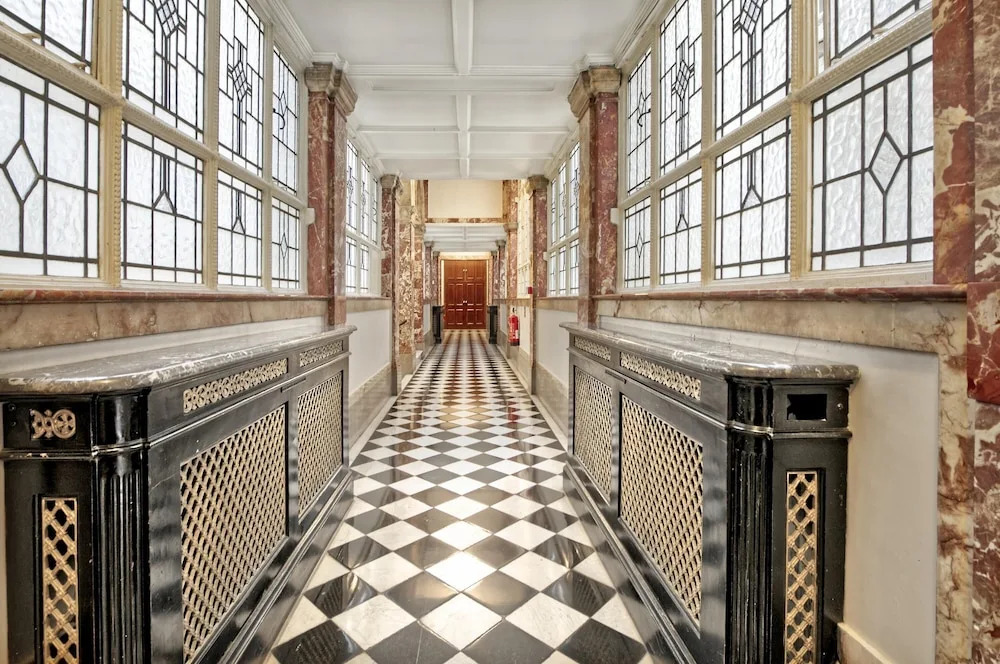 Historic Whitehall Flat in SW1 by Underthedoormat, London