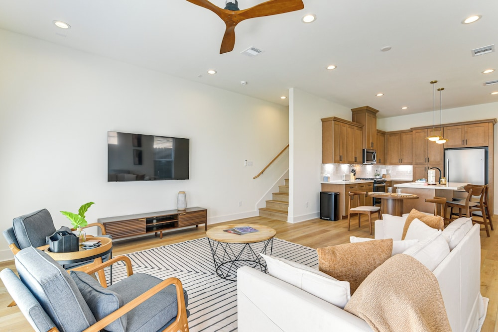 4 Mi to NRG Stadium: Modern Group Retreat