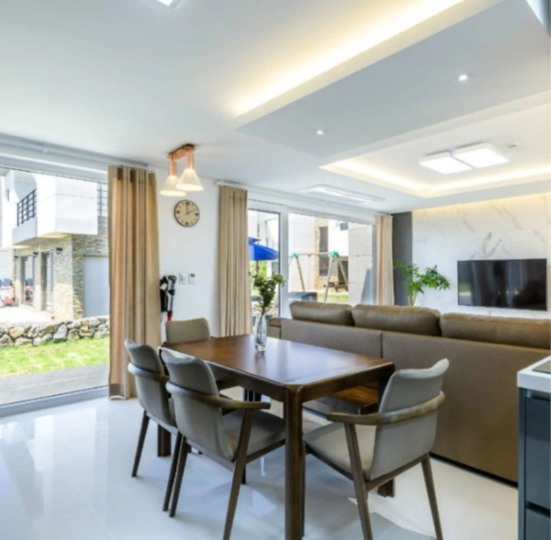 Chandelier Pension