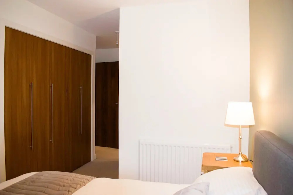 Bright 2 Bedroom Home With Balcony