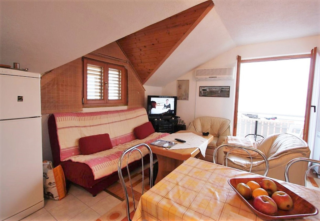 Apartment Šera - 50 m from beach: A3 Pisak, Riviera Omis