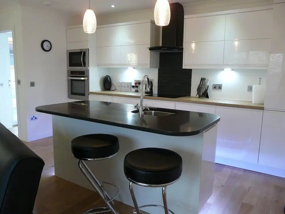 Langley Cottage with patio, spacious rooms - part of Langley Serviced Apartments several properties in Wick
