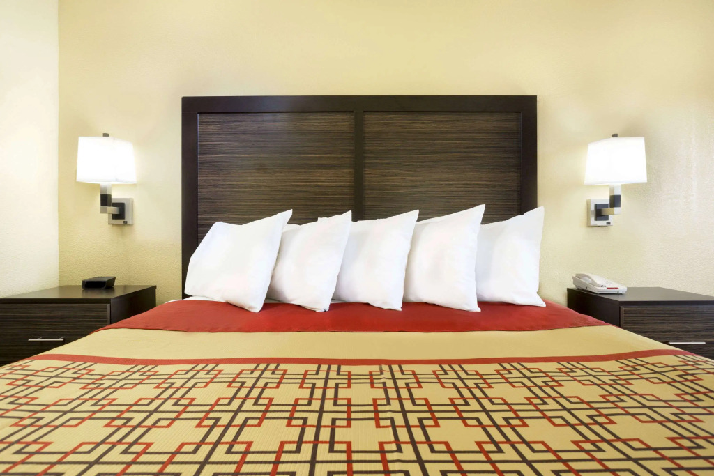 Days Inn by Wyndham Columbus-North Fort Moore