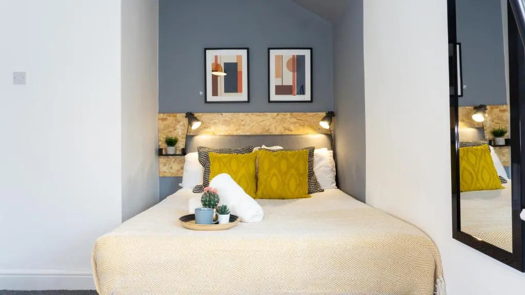Air Host and Stay - Heyes House- Sleeps 7, free parking, mins from LFC