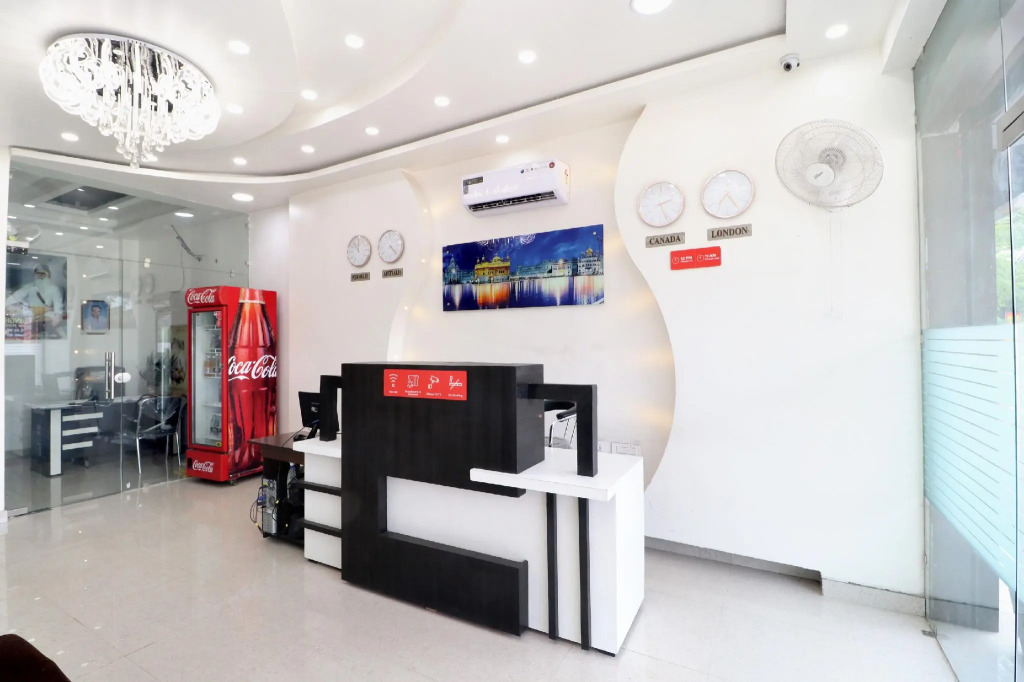 OYO 16379 Hotel LivInn Hub