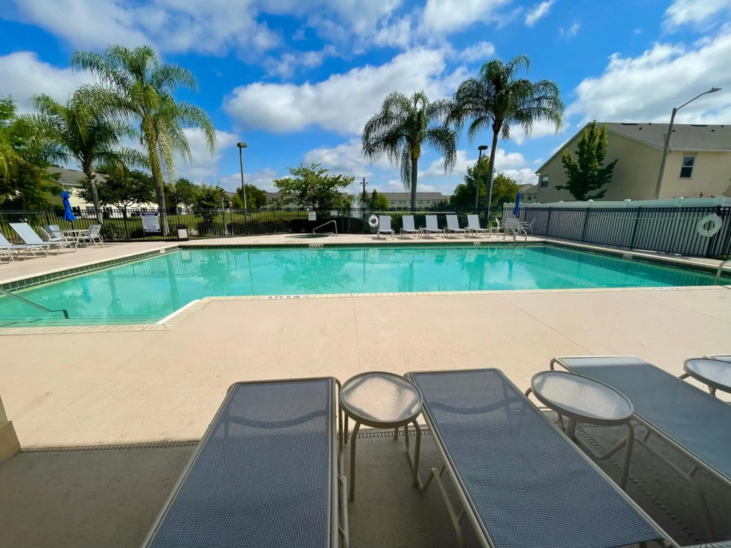 Entire Cozy 4 bed 3 bath Townhome near Disney!