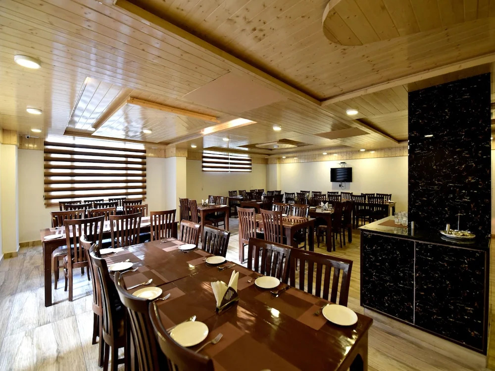 OYO 13091 Manali Grand