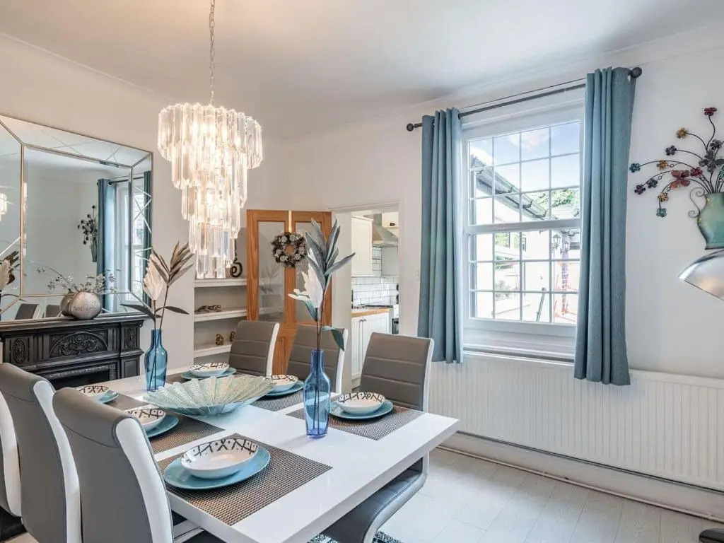 Cathedral Quarter House with free Secure Driveway Parking for 2 Cars