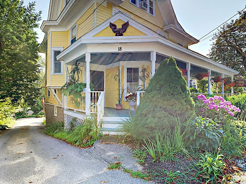 Romantic Crowâ€™s Nest Hideaway 1 Bedroom Apts