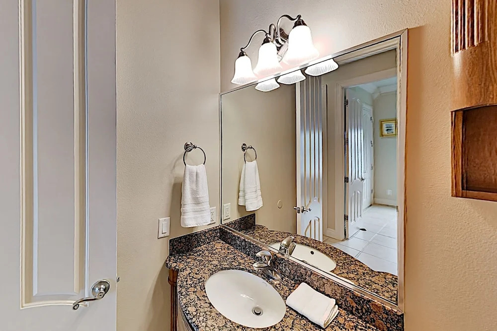 Prime Island Escape W/ Pool - Steps To The Sand! 2 Bedroom Condo