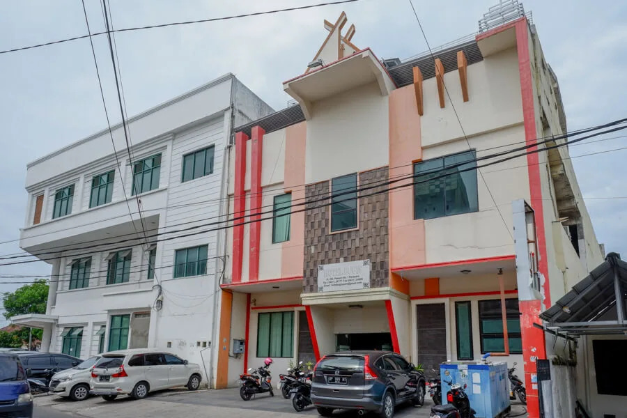 RedDoorz near Monumen Habibi Ainun