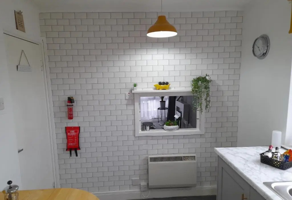 Whole Apartment With Balcony, Breakfast & Parking