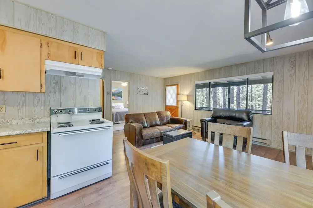 Covered Deck & Grill: Cozy Greer Hideaway!