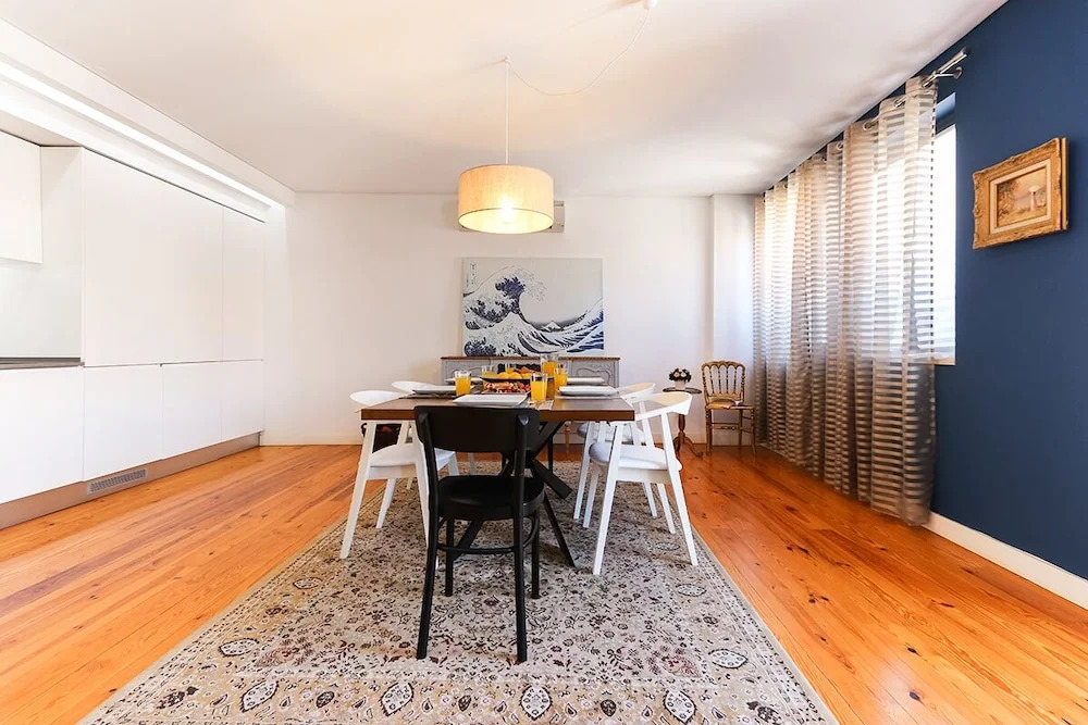 JOIVY Bold & classy 2BR home w/balcony in Baixa, moments from shopping streets