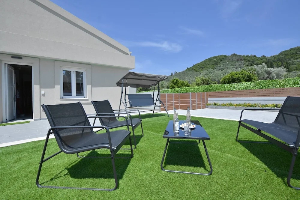 Villa Bratou Terra Sleeps 2 with Garden
