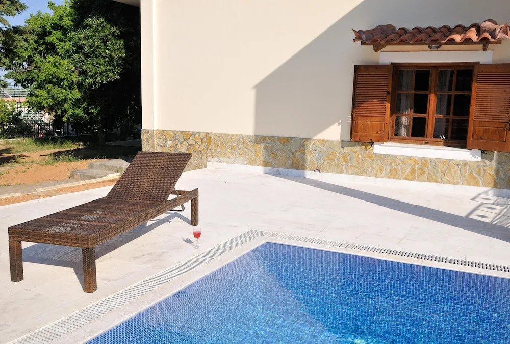 Family Maisonette by the Beach with Pool
