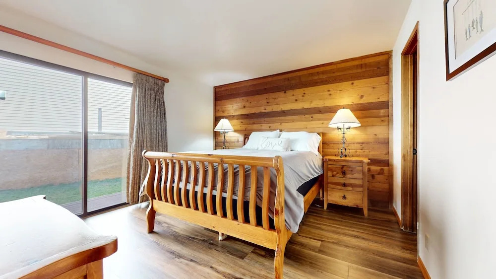 Mammoth Sierra Townhomes #18 2 Bedroom Condo by RedAwning