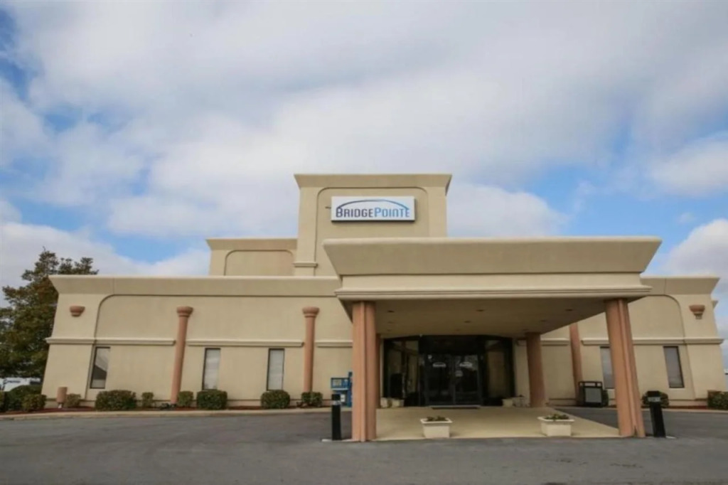 BridgePointe Hotel & Marina
