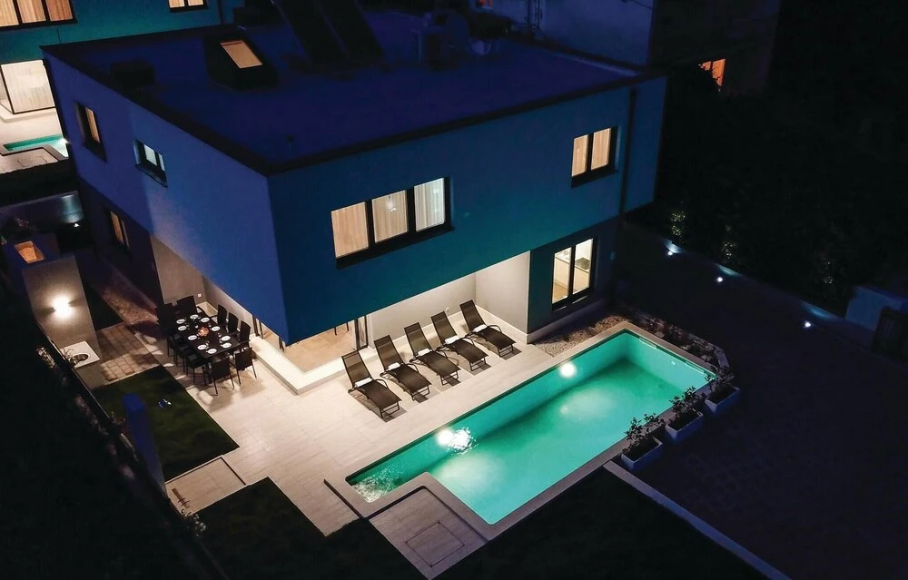 Five-Bedroom Holiday Home In Kastel Kambelovac