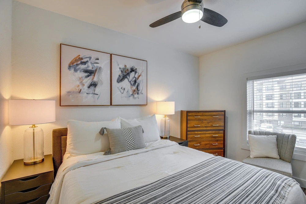 Gateway to Downtown Tacoma! Sleek Couples Condo