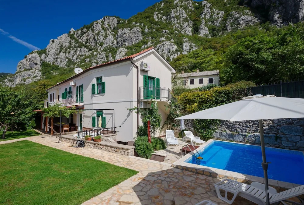 VILLA BARETIC