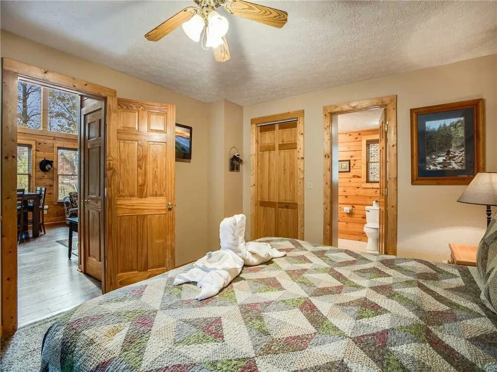 Mountain Elegance 2 Bedroom Home with Hot Tub