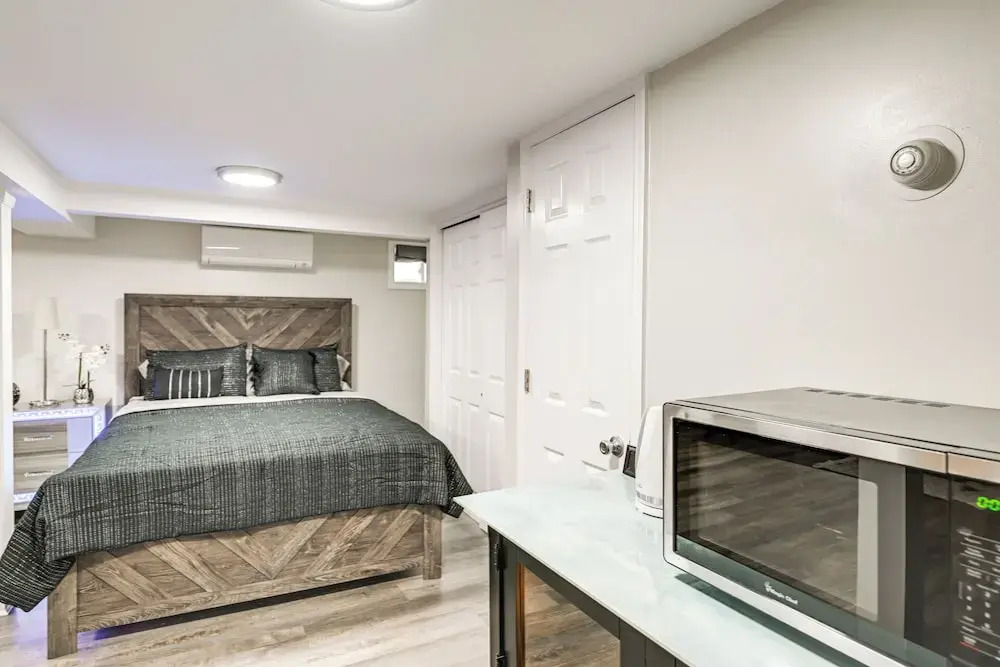 Walkable Elmont Studio: 19 Mi to New York City!