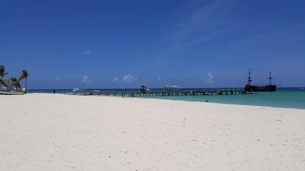 1br 6 Miles to Beaches & Airport w/ Parking/wifi & Hot Water