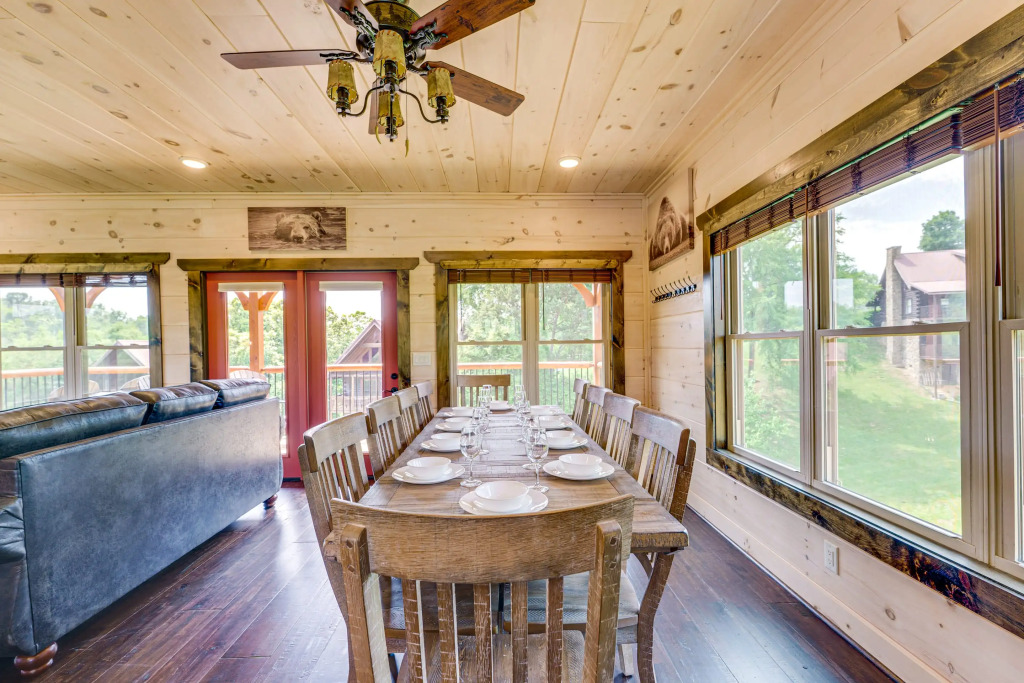 Misty Mountain Stop: Mountain Views, Hot Tub, Game Room, Theater Room