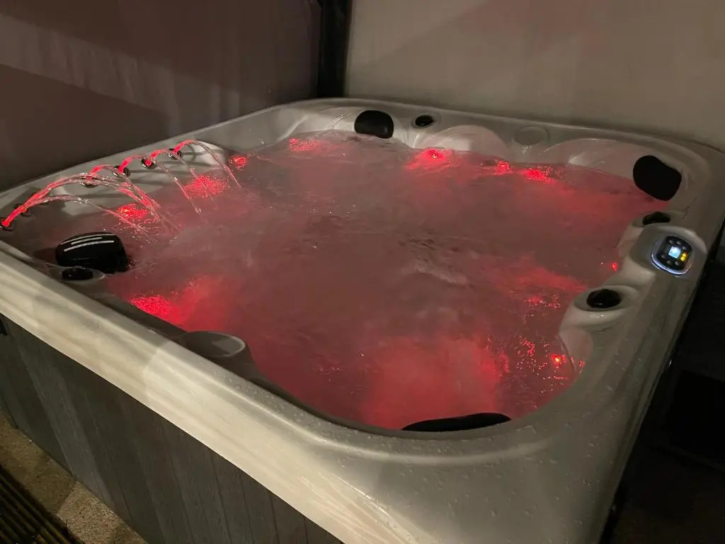2 Bed Cardiff House with Hot Tub, BBQ, Terrace & Free Parking