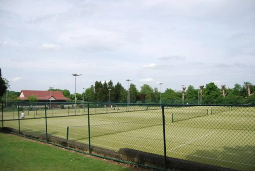 Wimbledon Town Centre Garden Apartment with private parking - Sleeps 5
