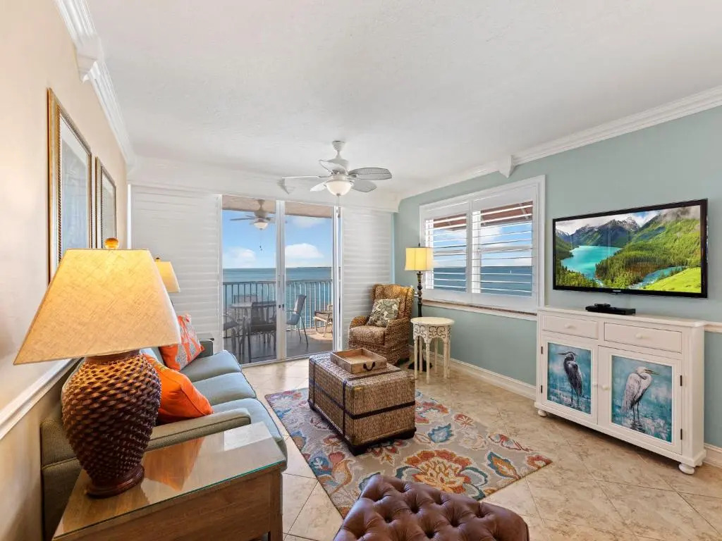 Estero Island Beach Villas 706, 2 BR, Penthouse, Gulf Front, Pool, Sleeps 6