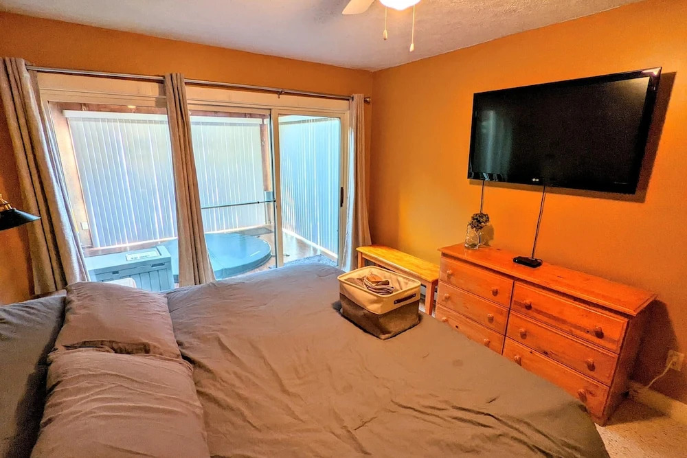Alpine Allure by Avantstay Indoor Hot Tub, Game Loft, Enclosed Deck